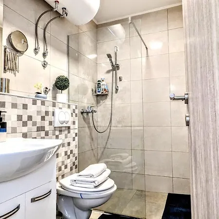 Apartman Blue Lagoon 150m-2 Minuta Hoda Od Centra, Mogucnost Za Parking-apartmani-nsmilos