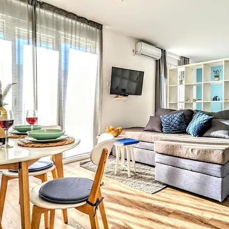 Blue Lagoon 150m-2 Minuta Hoda Od Centra, Mogucnost Za Parking-apartmani-nsmilos * Novi Sad