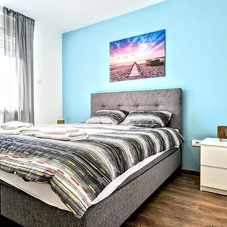 Blue Lagoon 150m-2 Minuta Hoda Od Centra, Mogucnost Za Parking-apartmani-nsmilos *