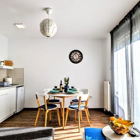 Blue Lagoon 150m-2 Minuta Hoda Od Centra, Mogucnost Za Parking-apartmani-nsmilos * Újvidék