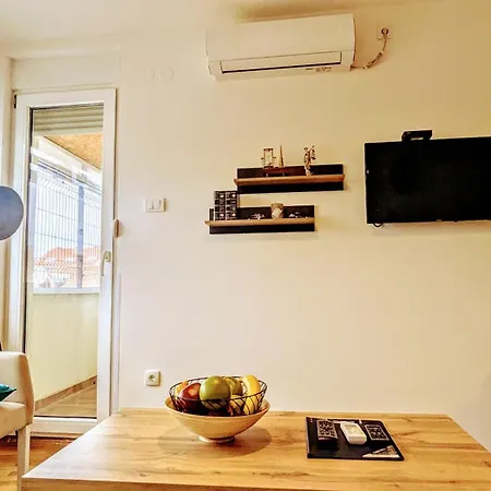 Blue Lagoon 150m-2 Minuta Hoda Od Centra, Mogucnost Za Parking-apartmani-nsmilos Apartment
