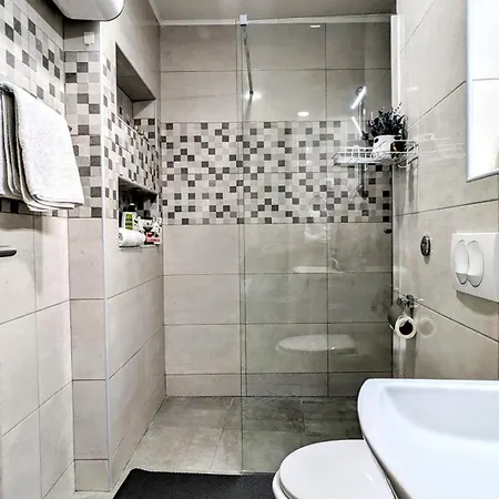 Apartman Blue Lagoon 150m-2 Minuta Hoda Od Centra, Mogucnost Za Parking-apartmani-nsmilos *