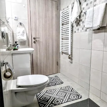 Blue Lagoon 150m-2 Minuta Hoda Od Centra, Mogucnost Za Parking-apartmani-nsmilos Apartman