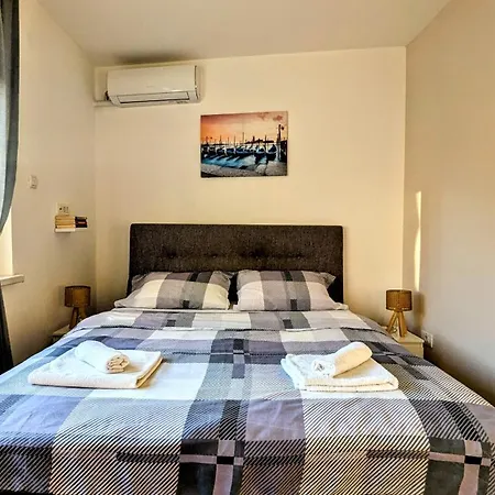Blue Lagoon 150m-2 Minuta Hoda Od Centra, Mogucnost Za Parking-apartmani-nsmilos Novi Sad