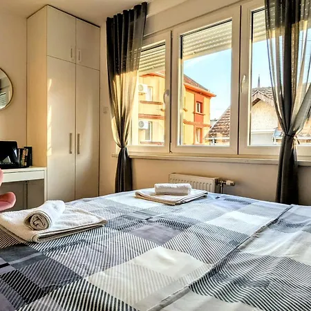 Blue Lagoon 150m-2 Minuta Hoda Od Centra, Mogucnost Za Parking-apartmani-nsmilos *