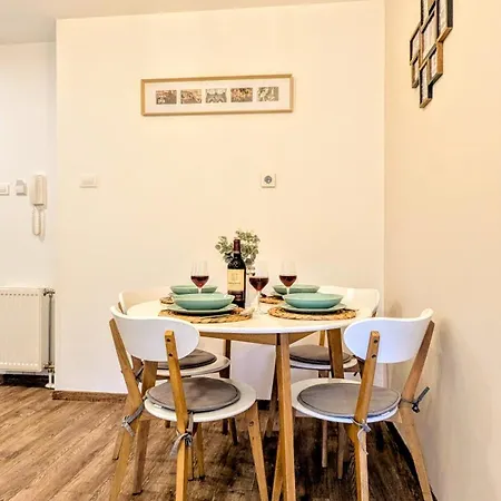 Blue Lagoon 150m-2 Minuta Hoda Od Centra, Mogucnost Za Parking-apartmani-nsmilos * Novi Sad